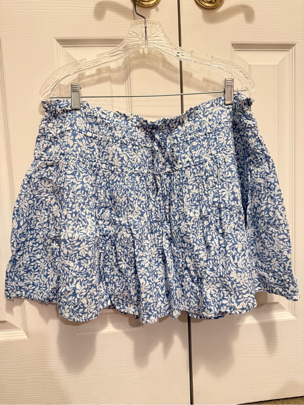 American Eagle White and Blue Floral Mini Skirt